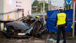 Bydgoszcz, 17.05.2017. Miejsce wypadku na rondzie Fordońskim w Bydgoszczy, 17 bm. W wyniku zderzenia taksówki z samochodem ciężarowym zginęły trzy osoby. Do wypadku doszło około 3 w nocy. (tż/kru) PAP/Tytus Żmijewski